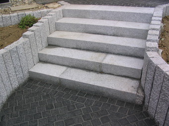 Treppenaufgang Natursteinpflaster Basalat und Granit